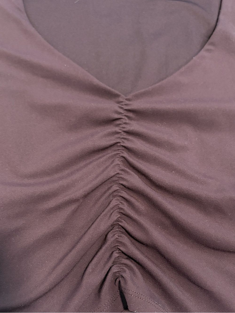 Old Navy Plum V-Neck Ruched Athletic Crop Top - Picture 4 of 7
